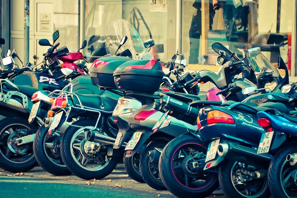 Spodnie motocyklowe – – skórzane czy tekstylne?